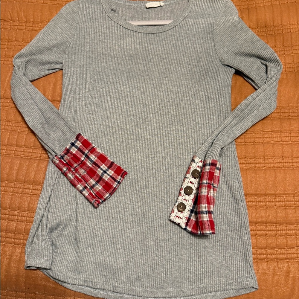 Cozy Gray Long Sleeve Tee with Plaid Accents